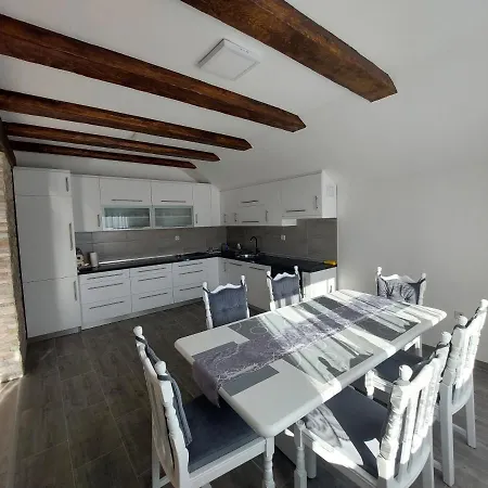 Milena - Dva Garazna Parking Mjesta Daire